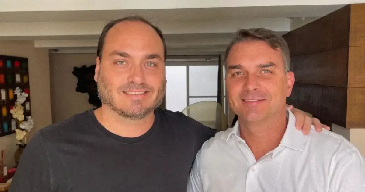 Mensagem de Carlos Bolsonaro aponta disputa sobre a estratégia de Flávio