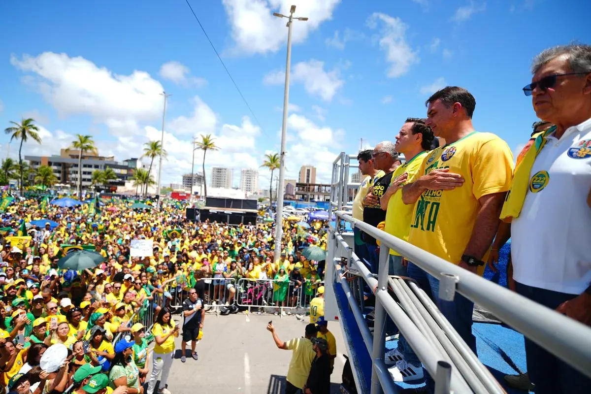 Flávio Bolsonaro destaca aliados e ignora candidatos do PL em Sergipe