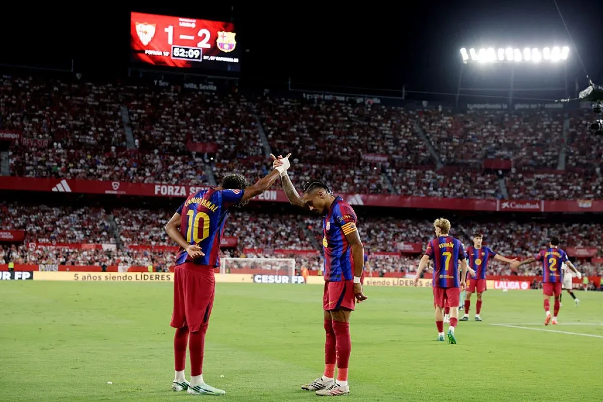 Raphinha marca três, e Barcelona vence Sevilla fora de casa