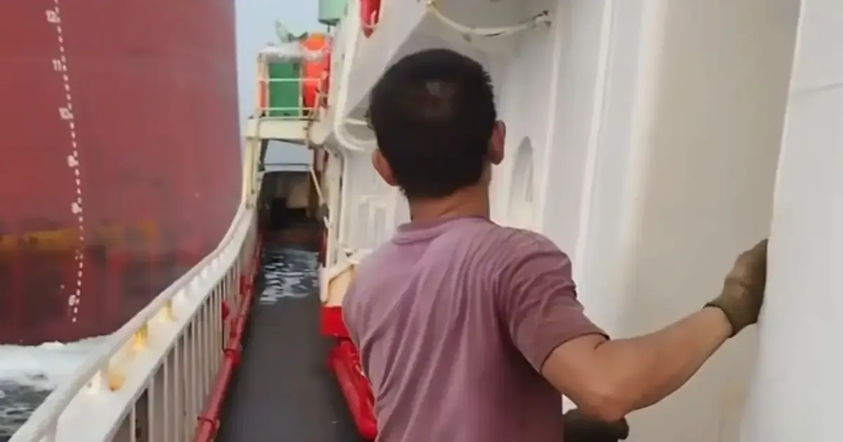 Graneleiro panamenho atinge barco de pesca no Estreito de Singapura
