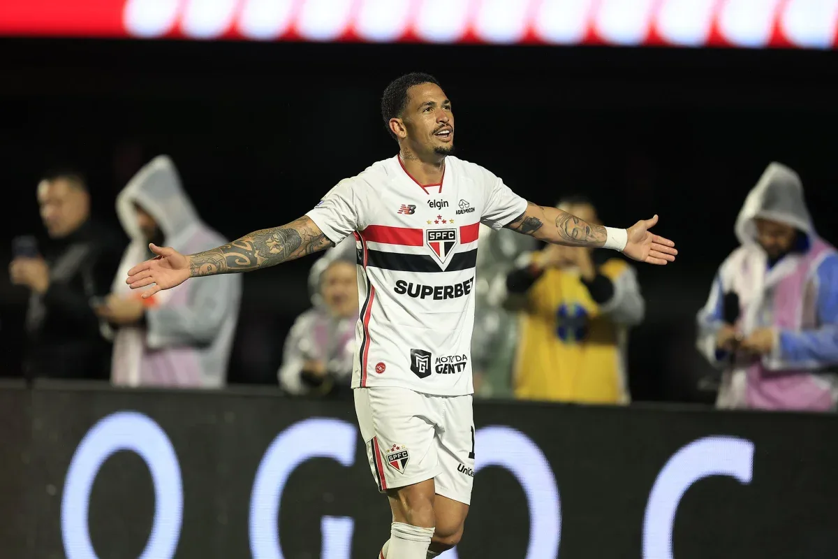 São Paulo supera Atlético-MG e encosta no meio da tabela do Brasileirão