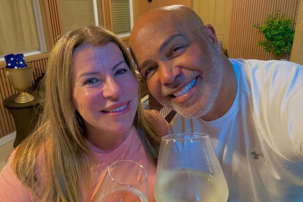 Geralda se despede de Rick e lembra vida construída antes da fama
