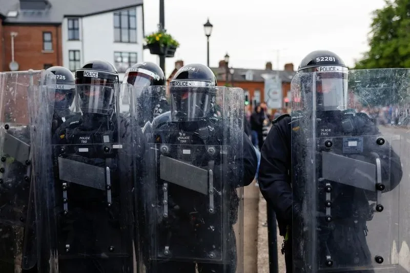 Marcha protestante provoca tensão em bairro católico da Irlanda do Norte