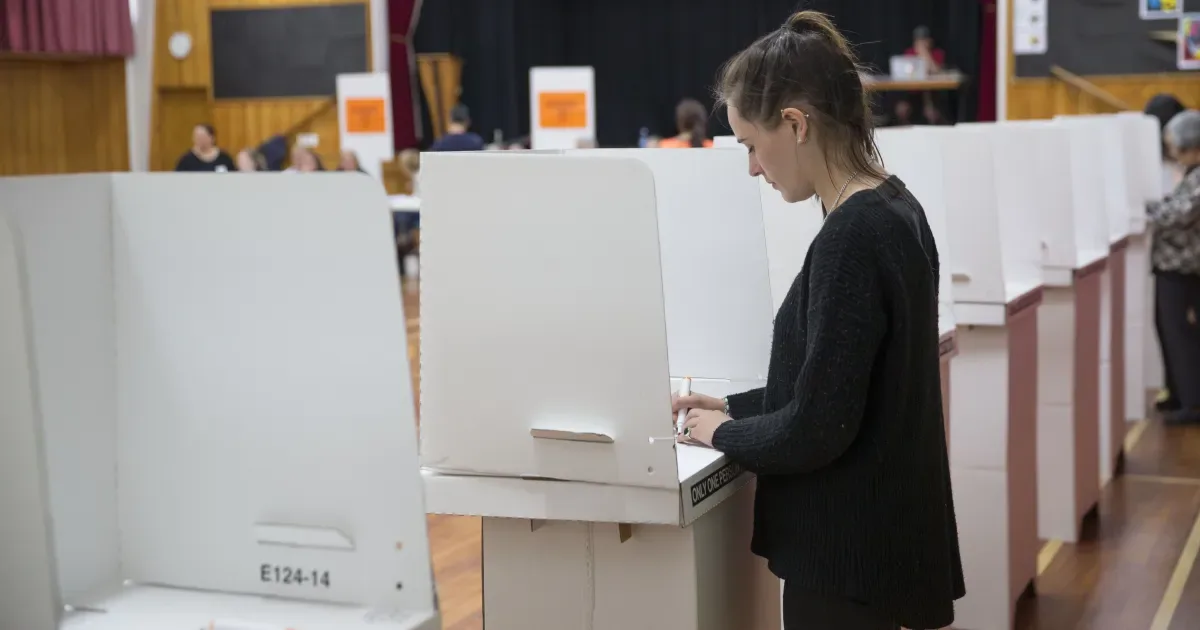 Voto proporcional mantém coalizões no centro da política neozelandesa