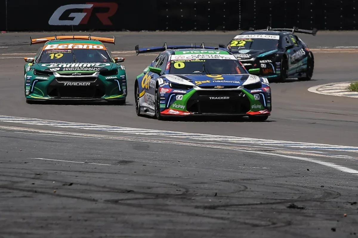 Dupla Casagrande e Robe termina na frente em abertura da Stock Car