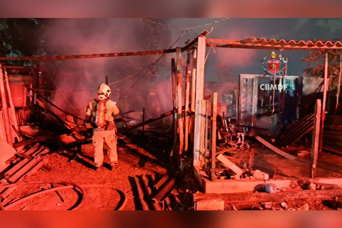 Fogo fica restrito a área de caixa de galpão em Taguatinga