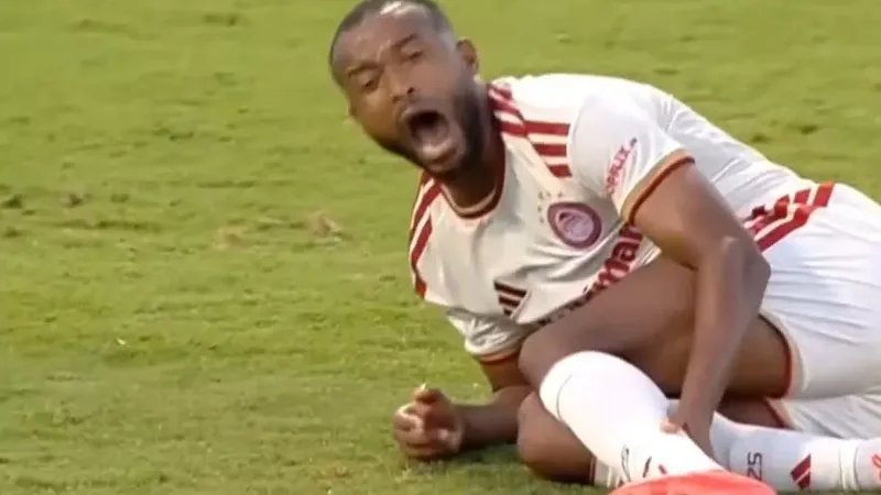 Ayoub El Kaabi deixa jogo do Olympiacos com fratura na tíbia esquerda