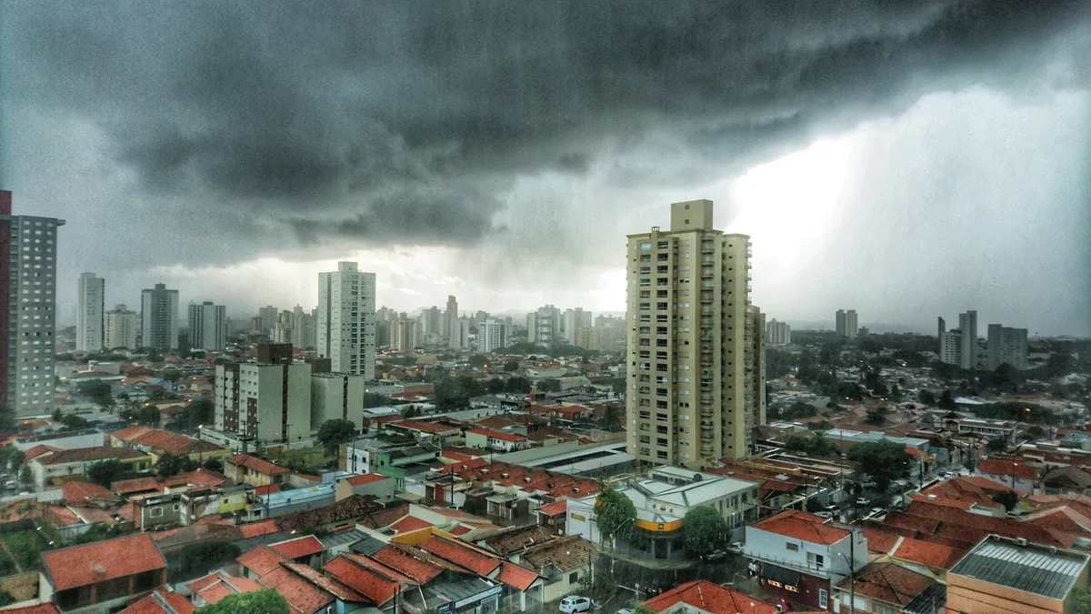 Frente fria traz temporais e queda de temperatura a São Paulo nesta semana