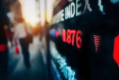 Ibovespa recua 1,43% e dólar avança com petróleo e tecnologia no radar