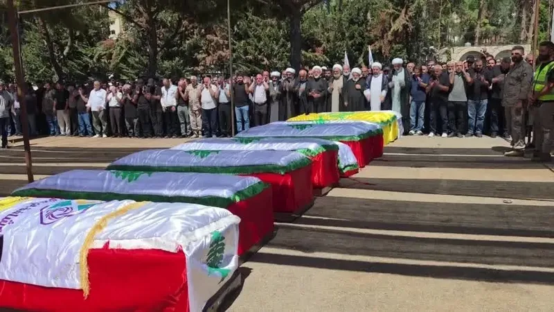 Funeral reúne vítimas de ataques israelenses no sul do Líbano