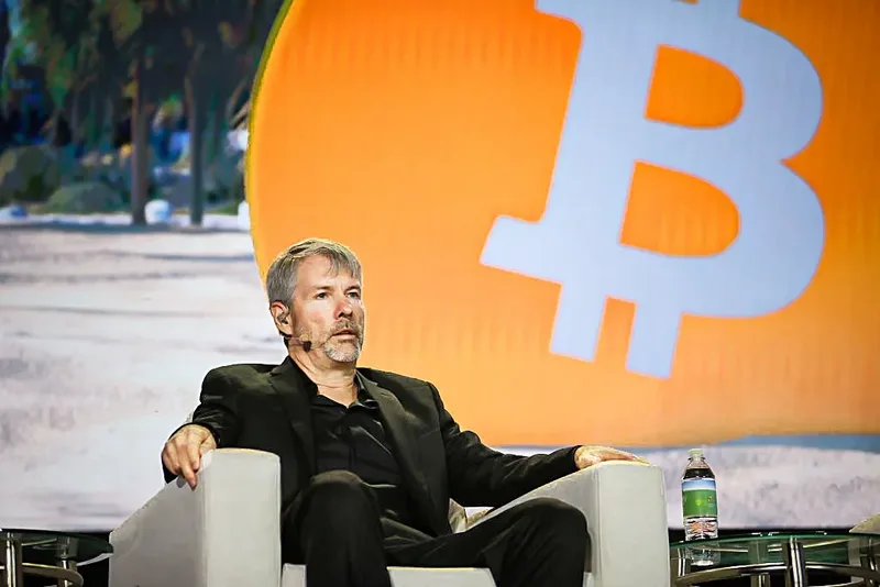 Strategy direciona US$ 176,3 milhões a recompras e compra 334 bitcoins