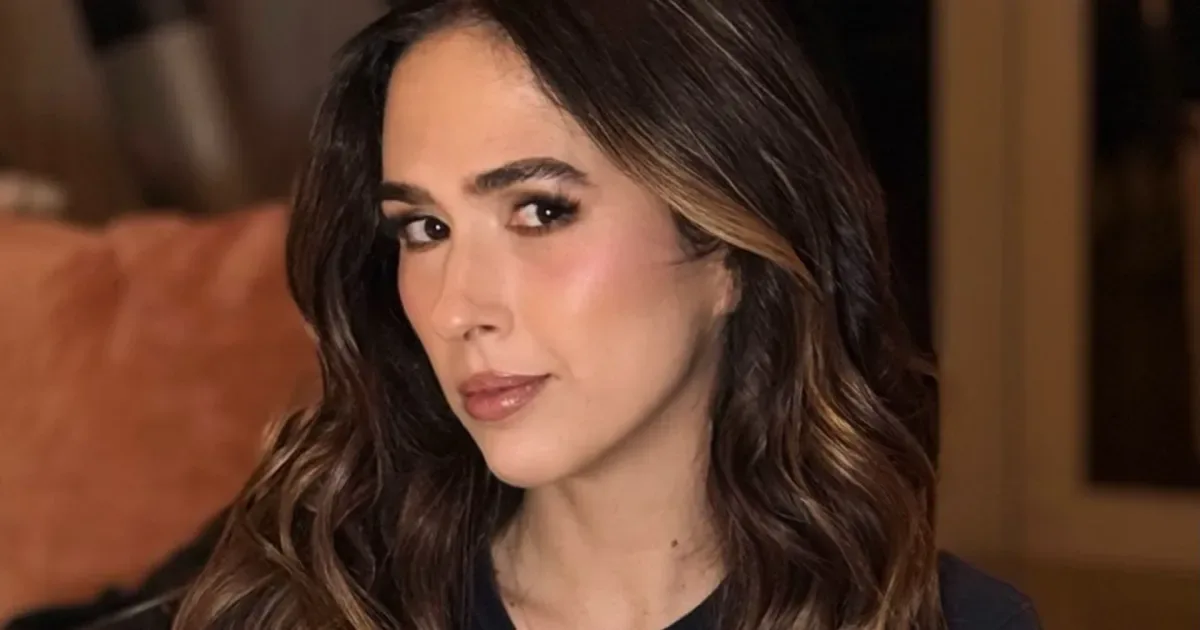 Tata Werneck passa a noite jogando buraco após gravações noturnas