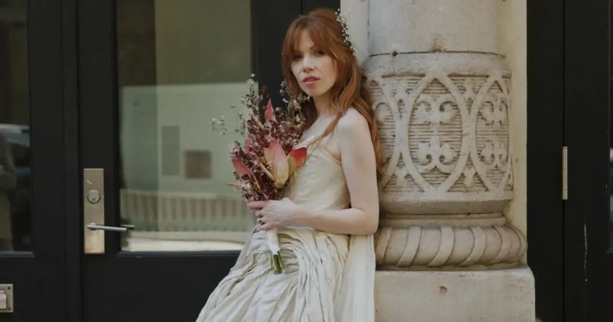 Carly Rae Jepsen lança sétimo álbum enquanto hit completa 15 anos
