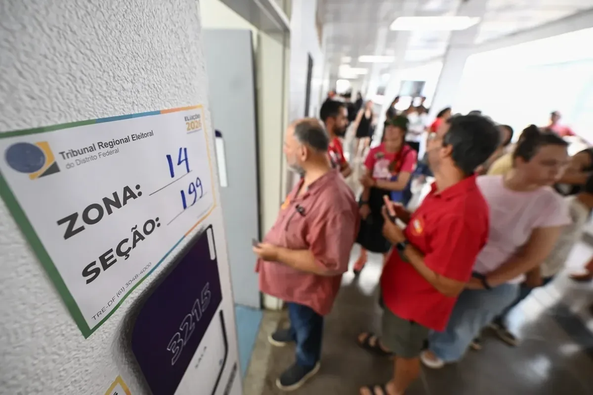 Urnas fecham às 17h, mas votação continua onde há eleitores na fila