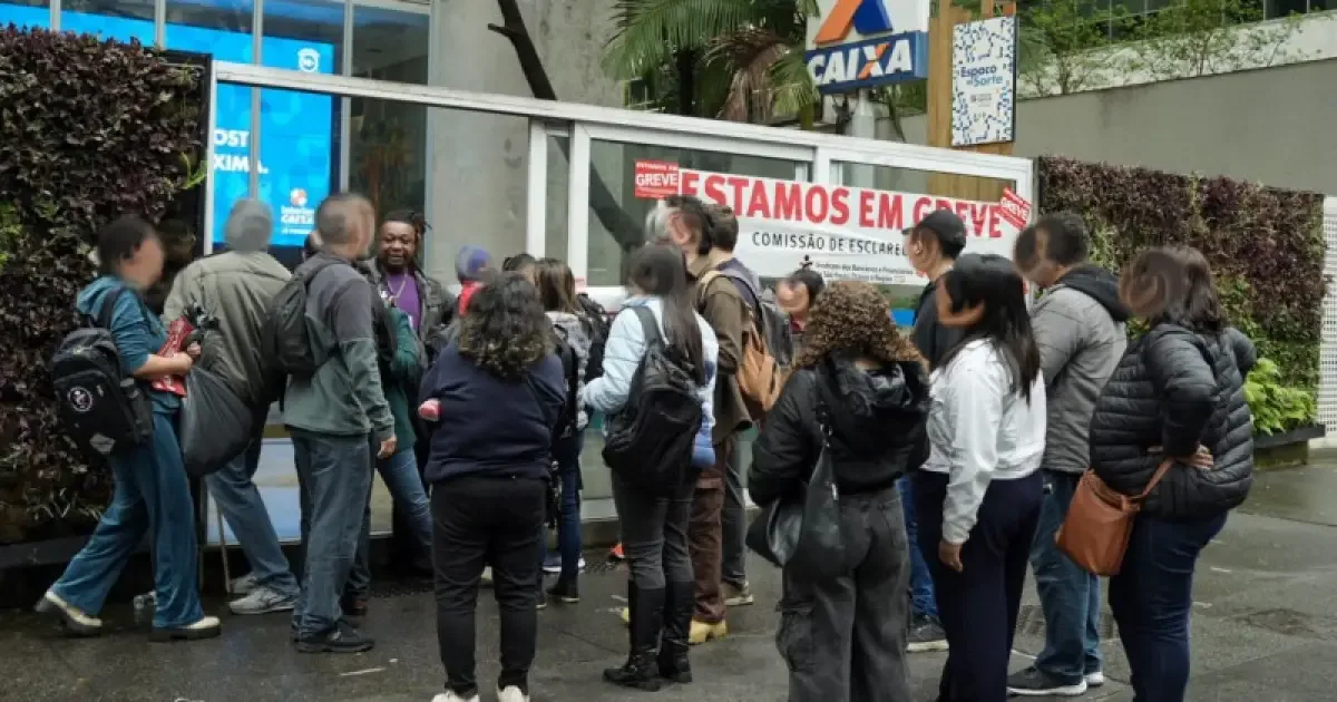 Funcionários da Caixa votam proposta para encerrar greve nesta segunda-feira