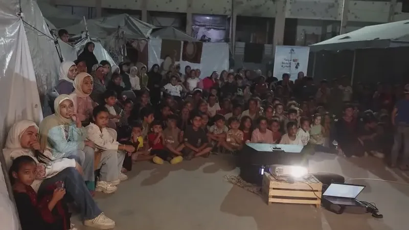 Cinema itinerante leva desenhos e atividades a crianças deslocadas em Gaza