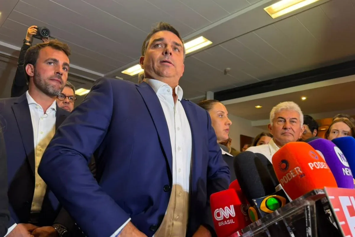 Senado mantém em sigilo custo da escolta de Flávio Bolsonaro em campanha