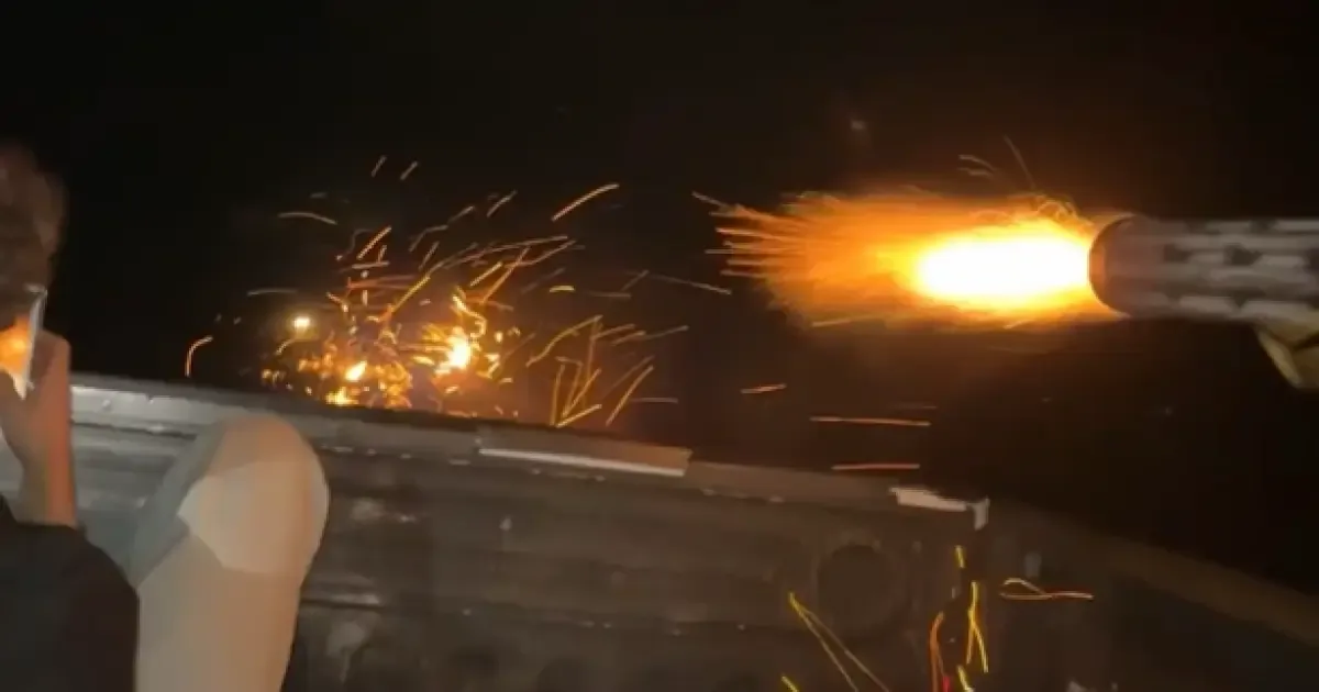 Jovens são filmados lançando fogos de artifício e provocando incêndio nos EUA