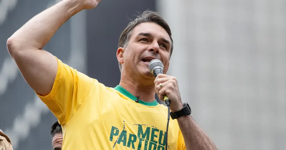 Flávio Bolsonaro amplia críticas à economia no horário eleitoral