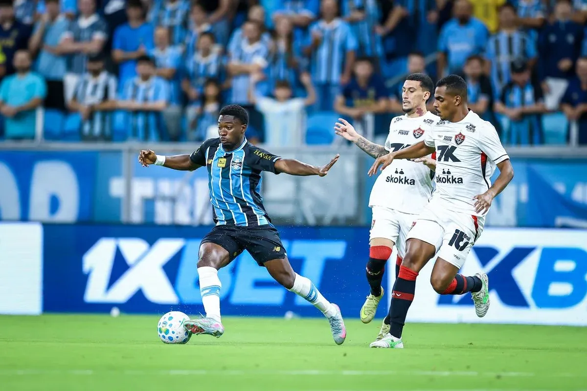 Vitória e Grêmio definem escalações para confronto no Barradão