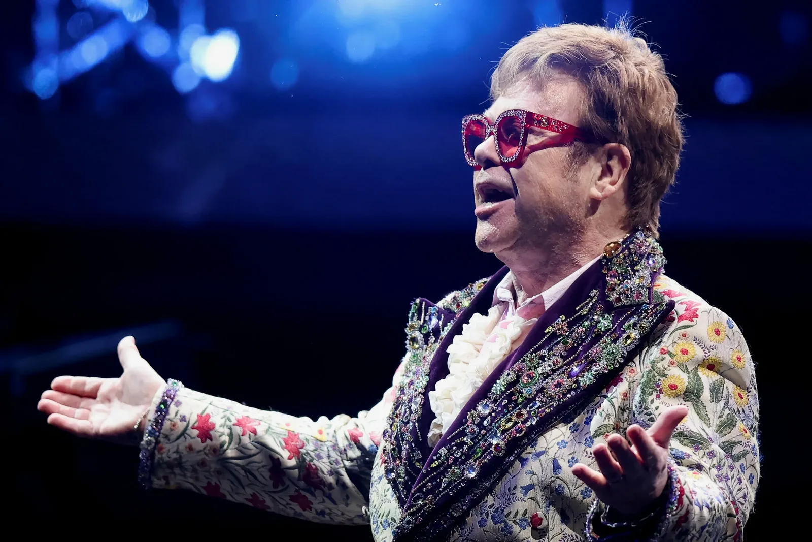 Como Elton John transformou discos, roupas e palco em uma só identidade
