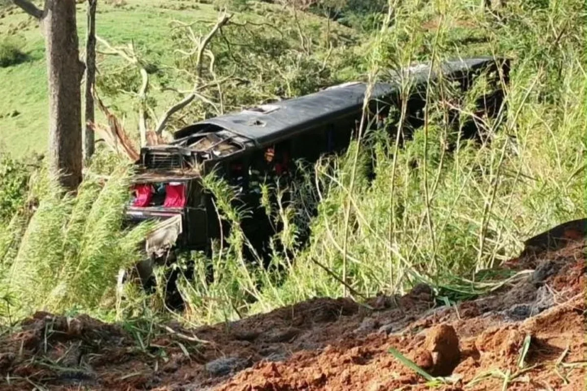 Resgate atende vítimas após ônibus cair em ribanceira em Cruzeiro
