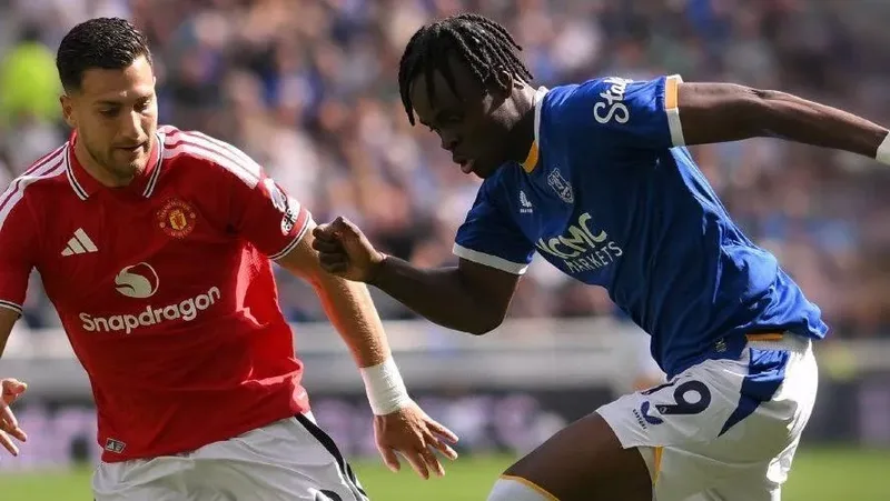 Everton empata com Manchester United no fim e mantém invencibilidade