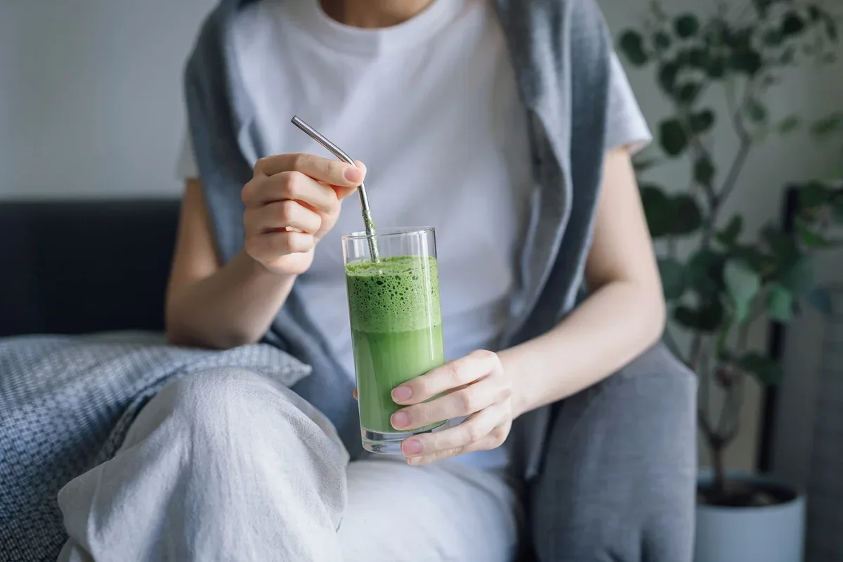 Nutricionista explica como preparar suco verde com couve e hortelã