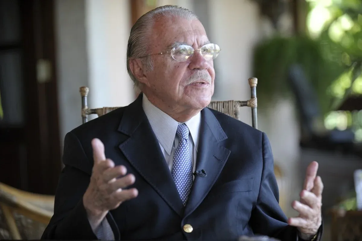 José Sarney permanece internado em São Paulo com pneumonia bacteriana