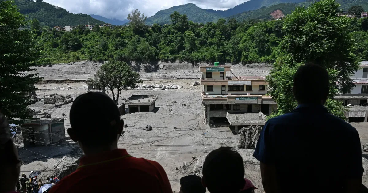 China recupera 12 corpos após lama soterrar fronteira com o Nepal