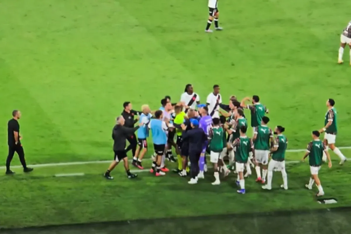 Gol de Lucho Acosta define clássico e mantém Vasco entre os últimos