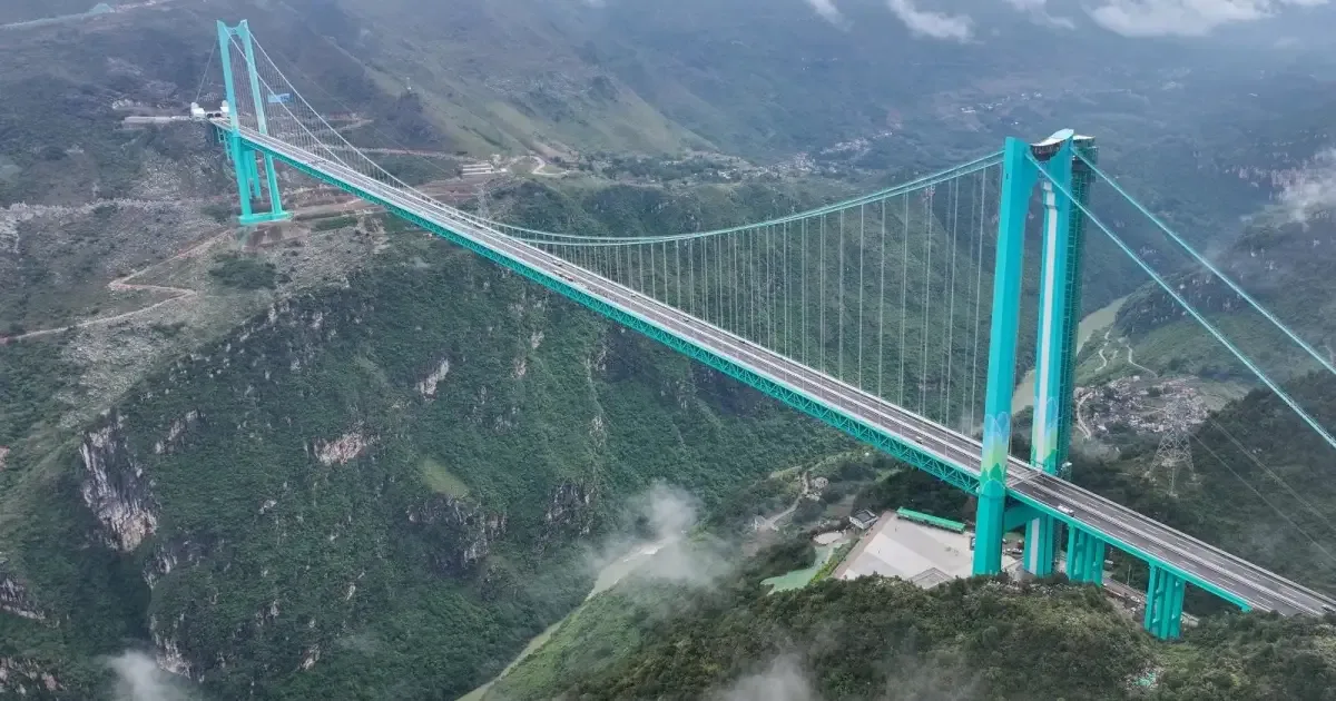 Ponte suspensa na província de Guizhou combina tráfego e atrações sobre cânion