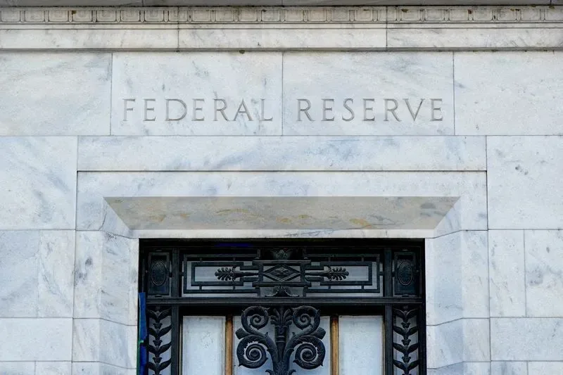 Inflação americana desacelera, mas continua acima da meta do Fed