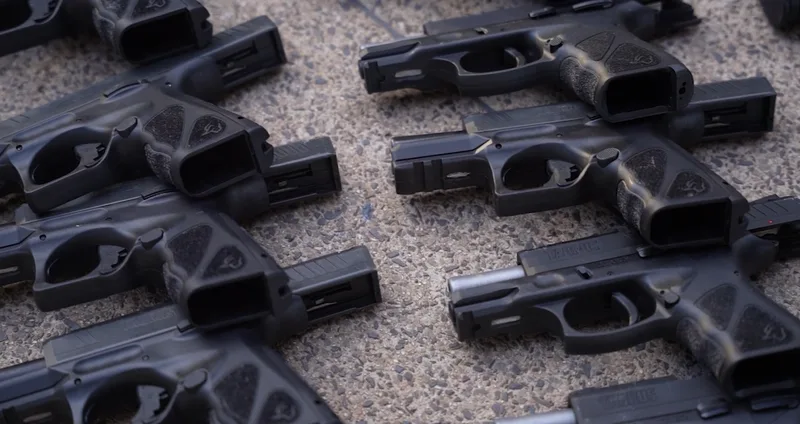 Rio registra alta nas apreensões de armas e nos feminicídios até agosto