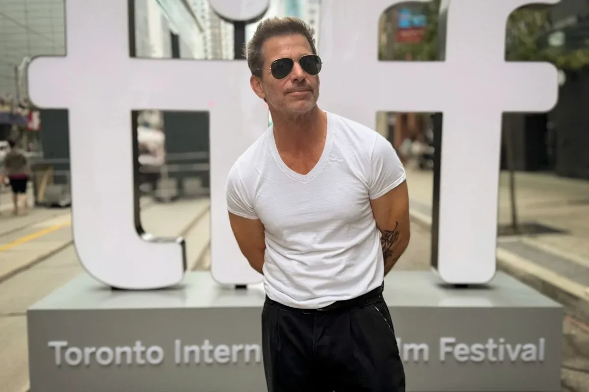 Zack Snyder relembra críticas a 300 e chama filme de 'o mais gay de todos'