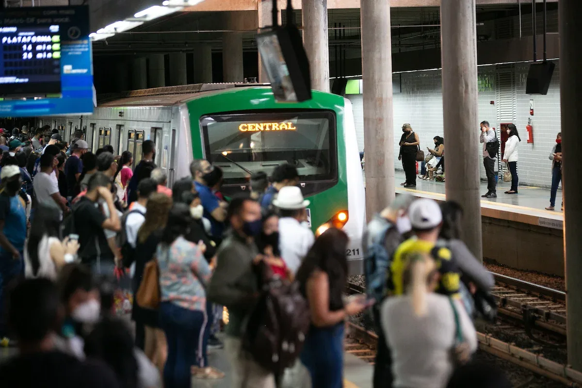 Metrô-DF amplia horários de pico durante greve de ônibus nesta segunda