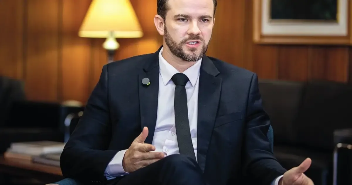 Ministro defende Estado e mercado fortes e revisão anual de benefícios