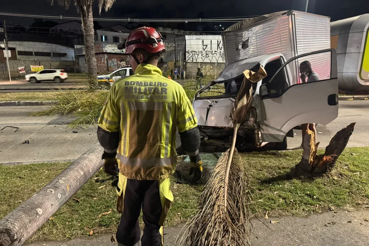 Acidente com caminhão furtado mobiliza bombeiros e bloqueia avenida em Belo Horizonte