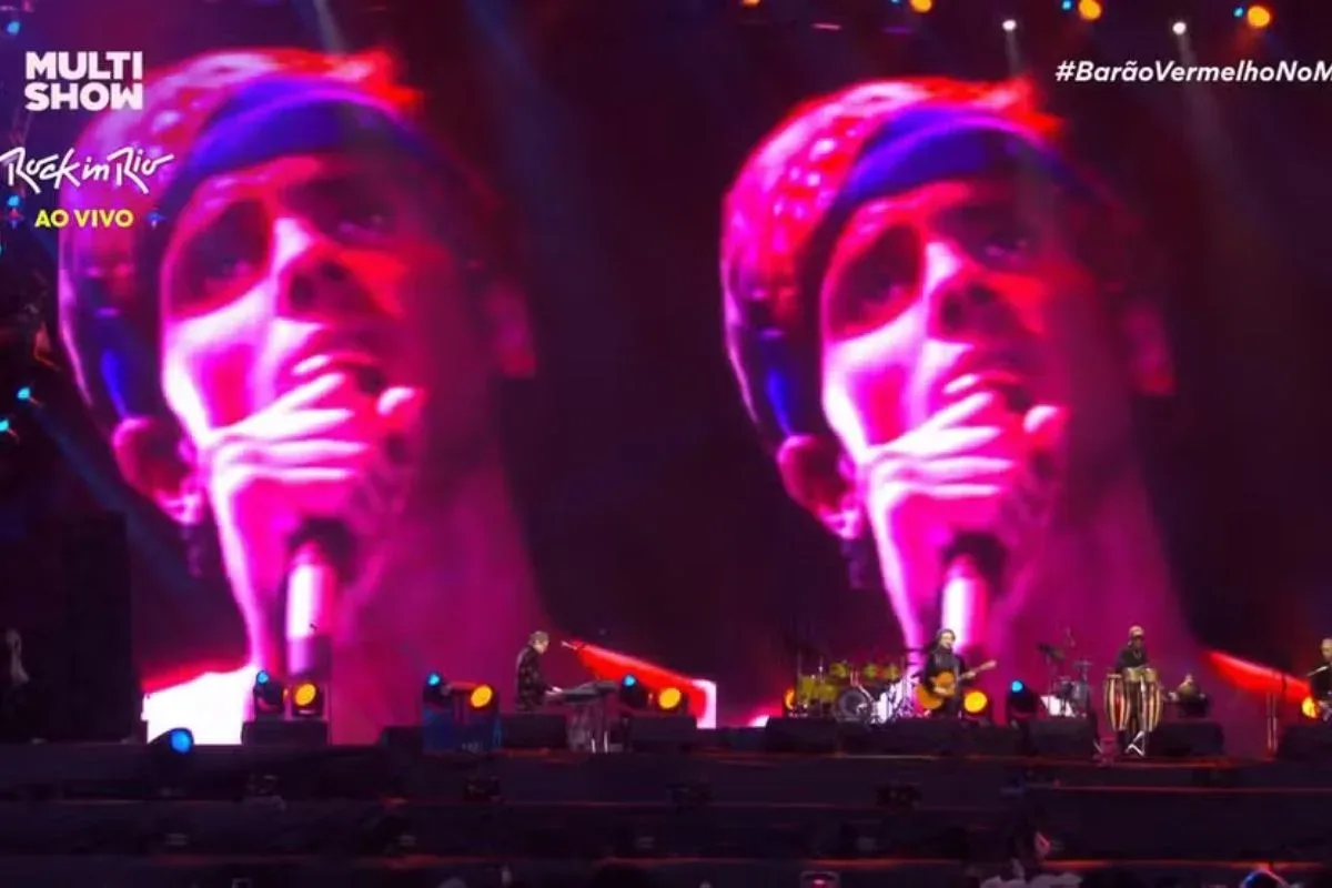 Imagens de Cazuza aparecem no telão durante show do Barão Vermelho