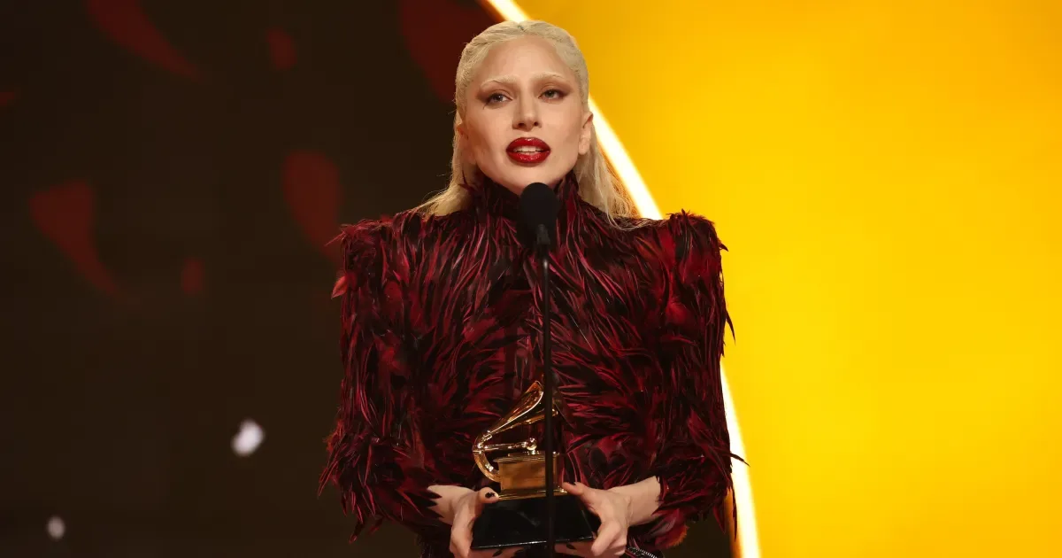 Lady Gaga aparece com bebê e fãs especulam sobre gravidez