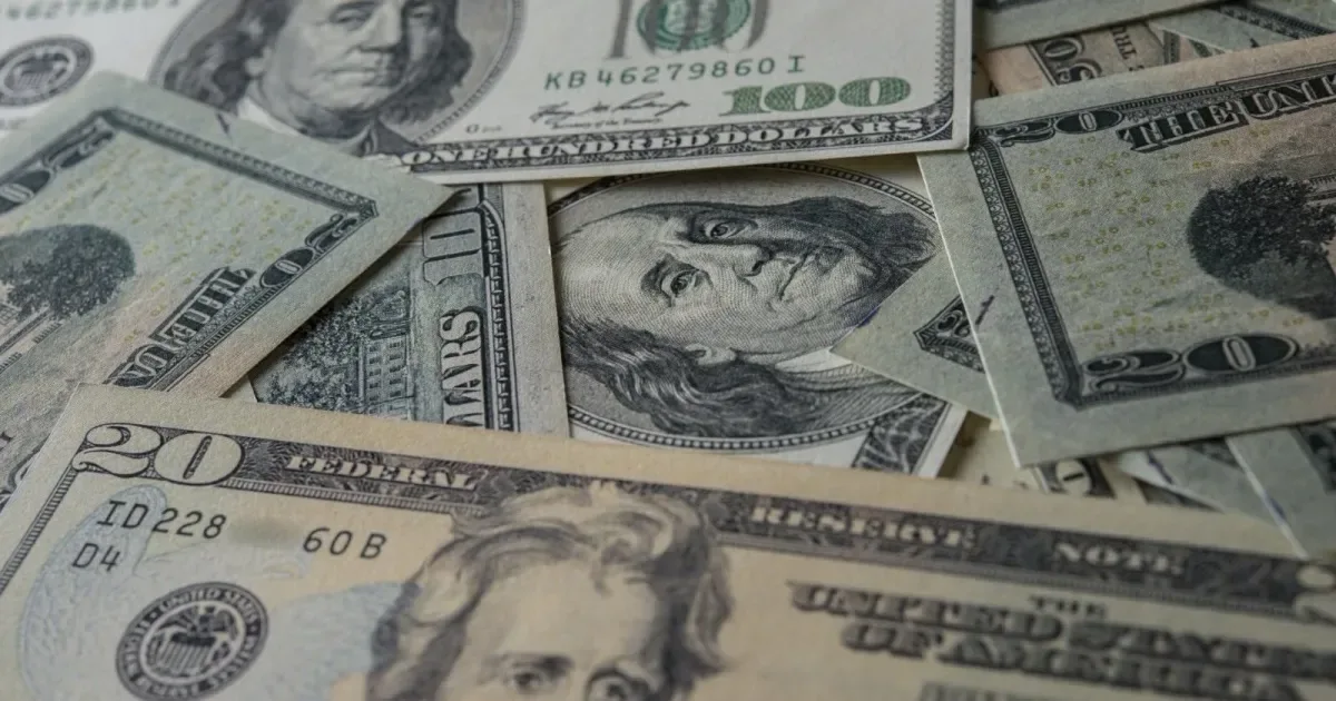Dólar recua ante o iene em sessão marcada por feriado nos EUA