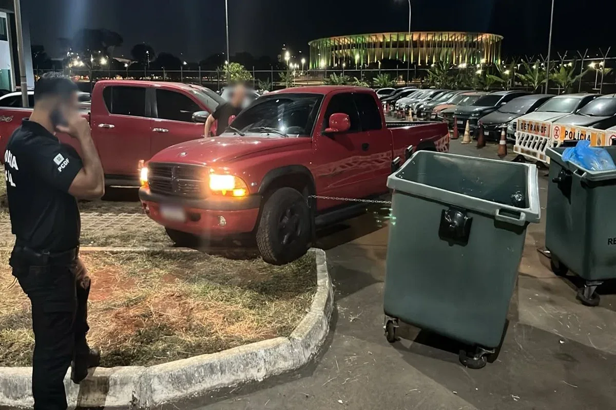 Caminhonete fica apreendida após motorista avançar contra área de veículos da polícia no DF