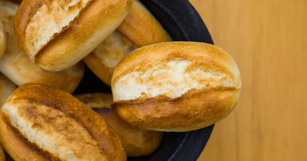 Como fazer pão francês em casa com casca dourada e miolo macio