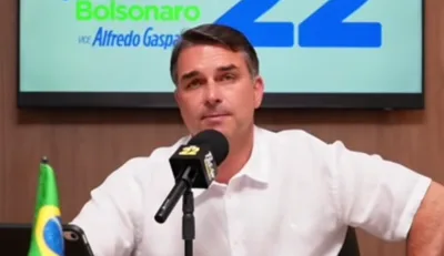 Flávio Bolsonaro promete manter aumento do Bolsa Família se vencer eleição