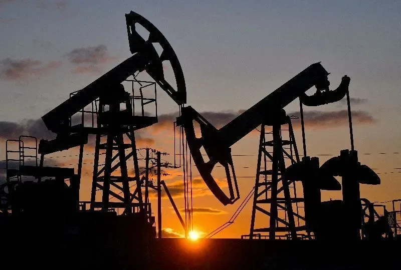 Petróleo passa de US$ 109 e analista vê oferta normalizada apenas em 2027