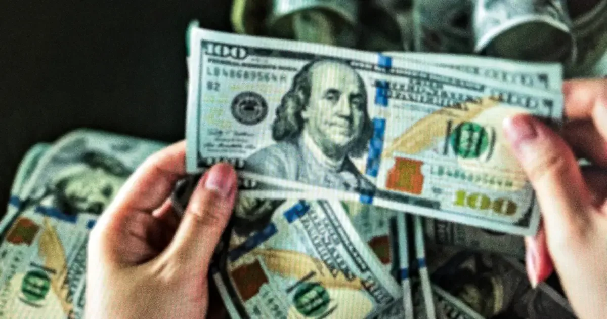 Dólar recua para R$ 4,98 após primeiro turno presidencial