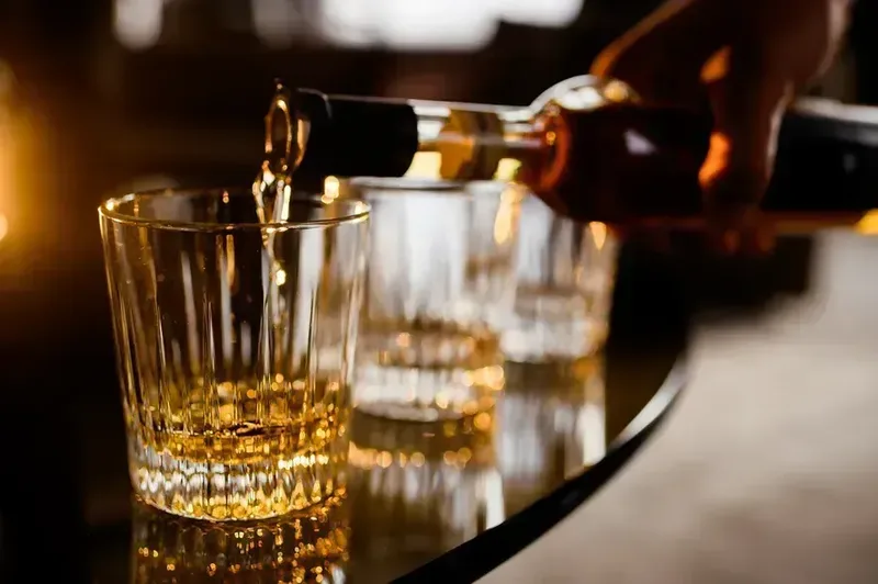 Cachaça ganha perfis de madeira e especiarias para diferentes pratos