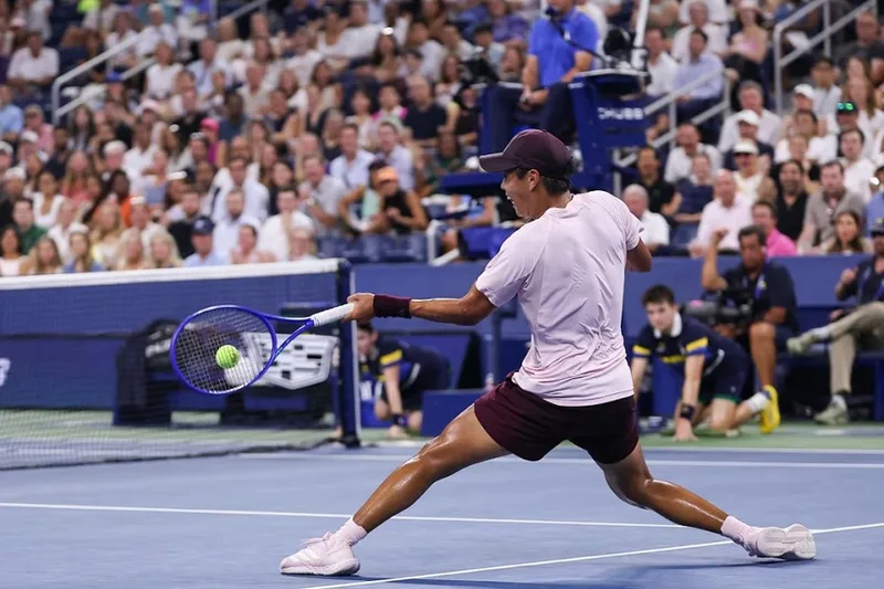 Tien vence Mensik em cinco sets e avança às oitavas do US Open