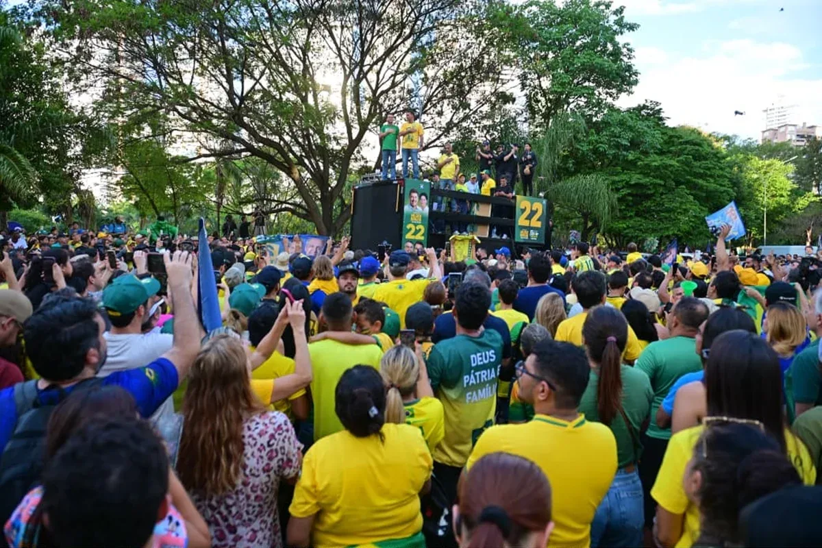 Carreata de Flávio Bolsonaro é atingida por ovos em Goiânia