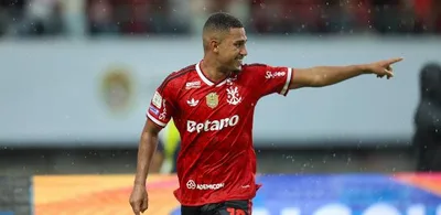 Samuel Lino decide para o Flamengo, que assume a liderança do Brasileirão